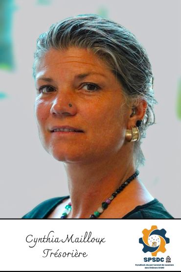 Portrait d'une femme avec collier et boucle d'oreille.