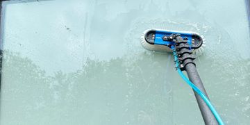 Deionized Filtered Water Fed Pole Cleaning Dirt and Pollution From Windows