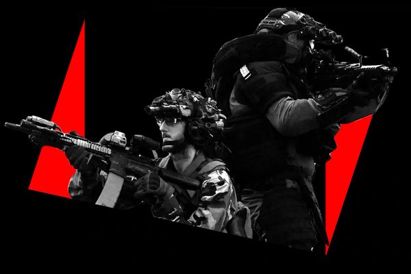 Two tactical soldiers aiming with rifles against a black and red background.