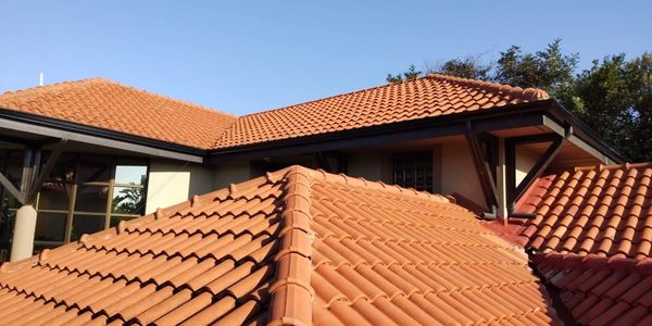 Installation of seamless aluminum Gutters at Zimbali