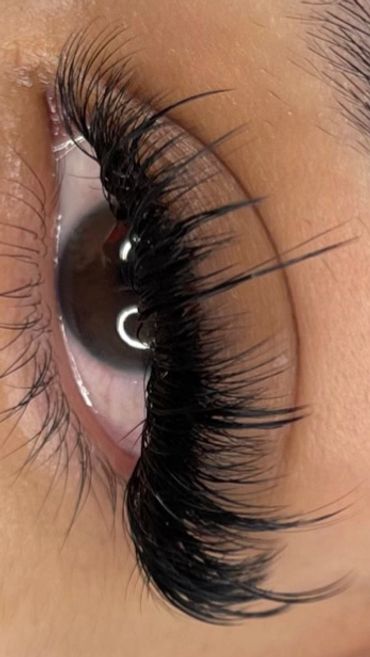 Eyeliner fox eye lashes dramatic dark lash line hooded eyelids almond eyes round protruding eyes las