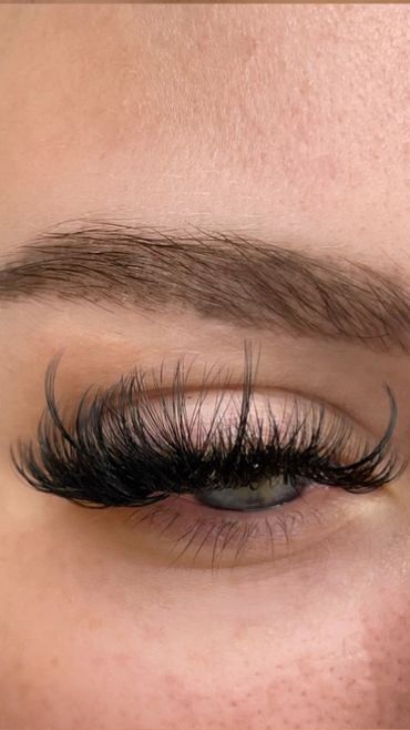 Custom strip lashes wispy mega volume lashes natural looking light lash extensions 