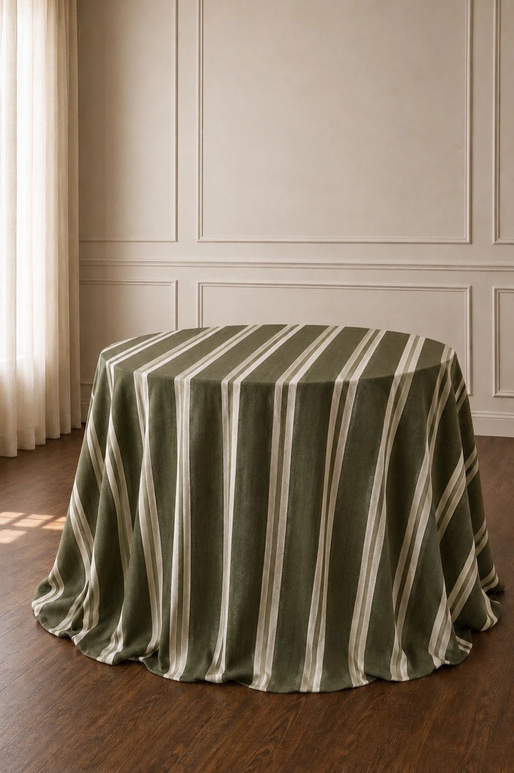 Mesa redonda con mantel de rayas verdes y blancas.