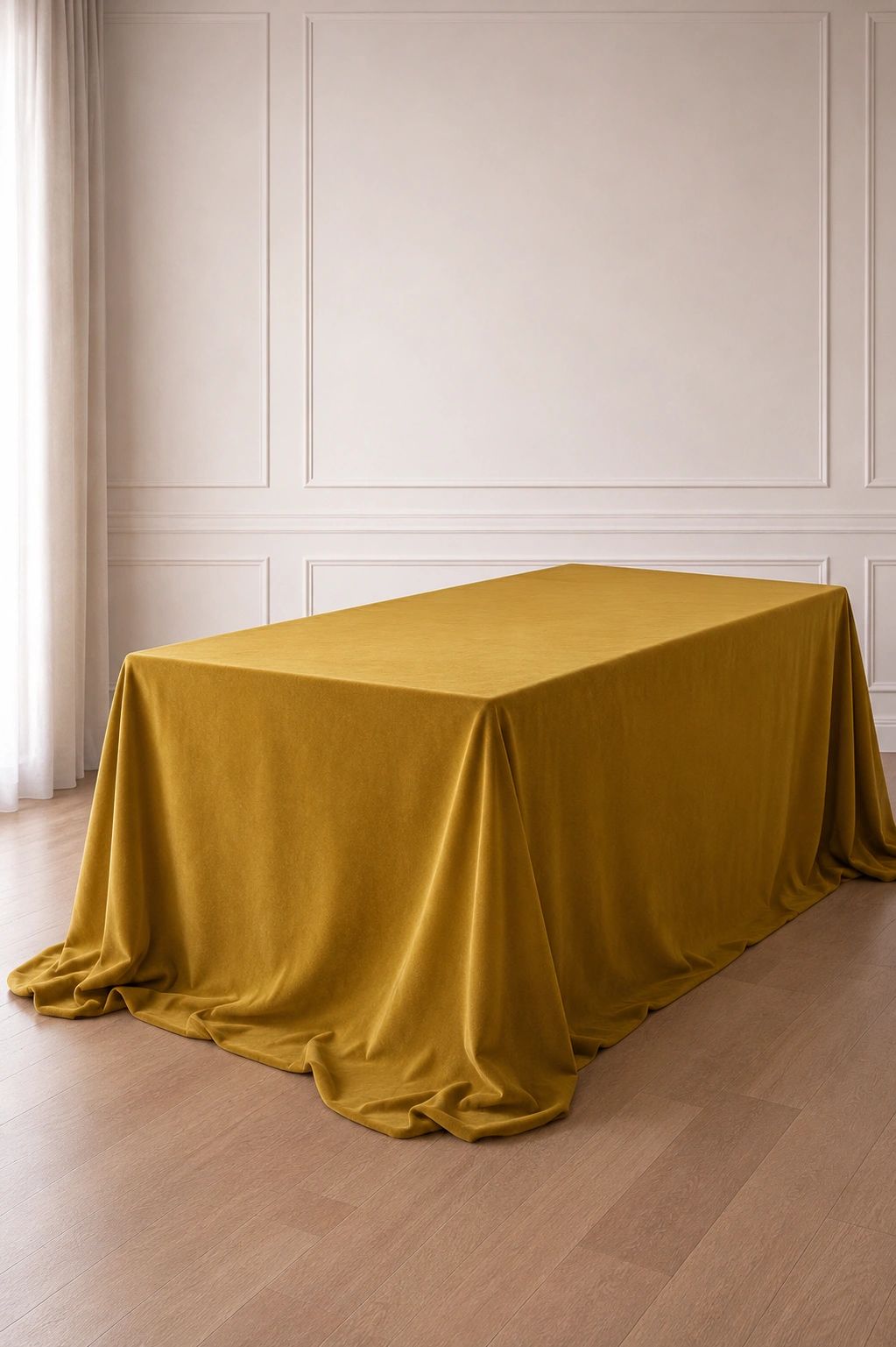 Mesa cubierta con tela amarilla.