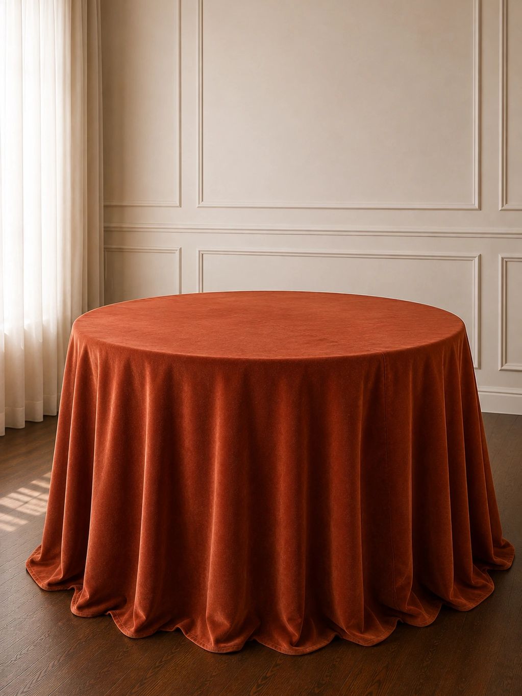 Mesa redonda con mantel rojo oscuro.