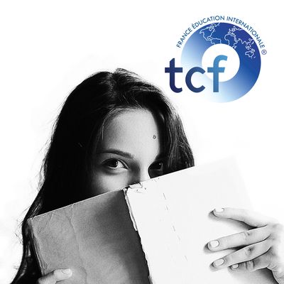 Mujer con cuaderno en las manos, más logo del TCF