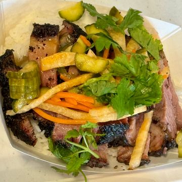 Smokey bbq brisket bánh mì bowl