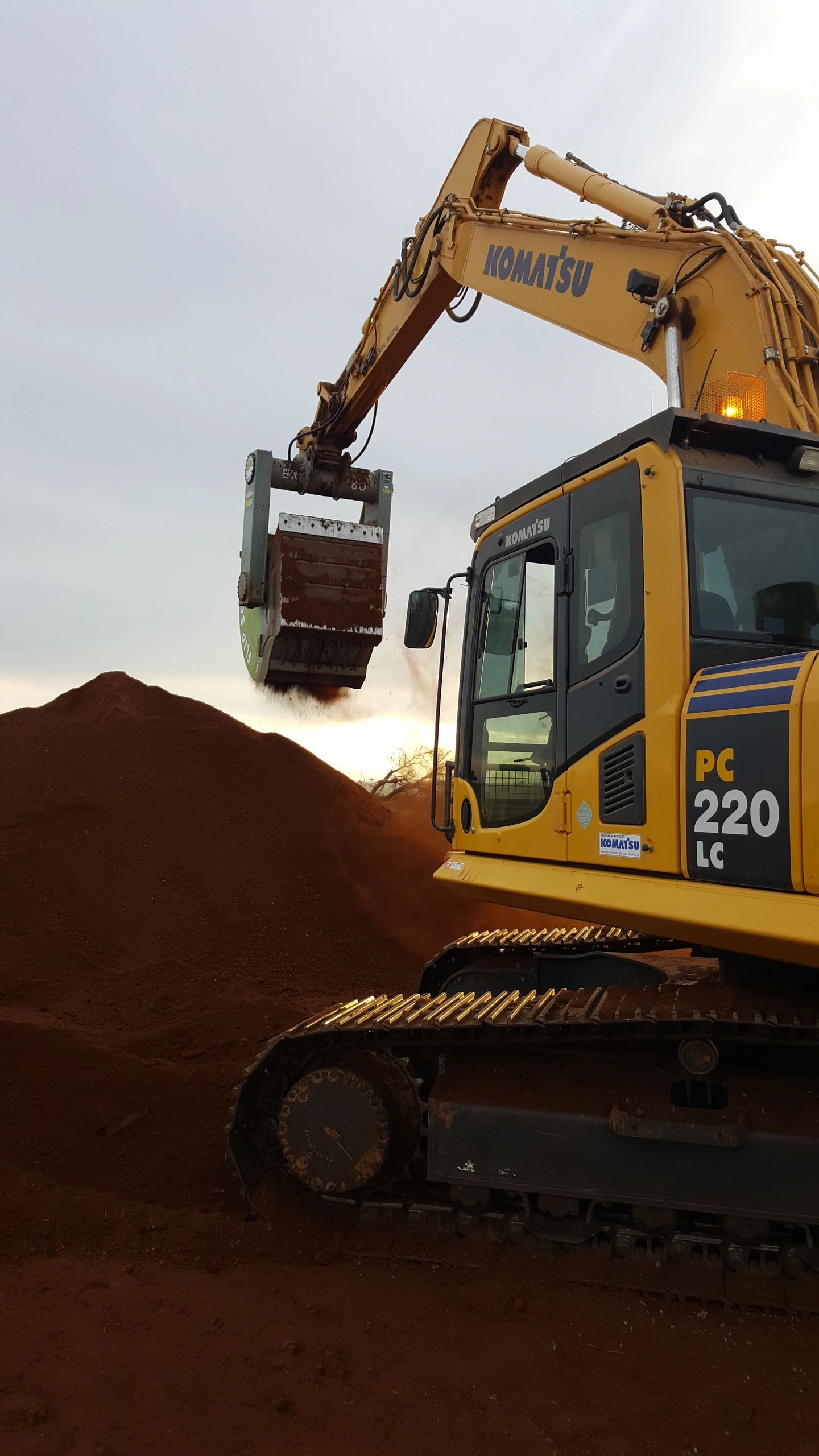 Flipscreen on excavator. Screen top soil.