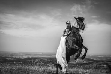 Ein Bild von einer Braut auf einem Pferd 