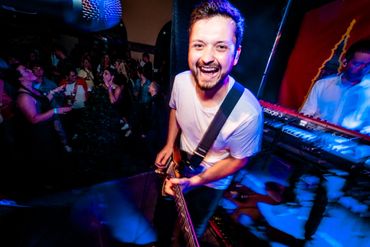 Ein Gitarrenspieler einer Band