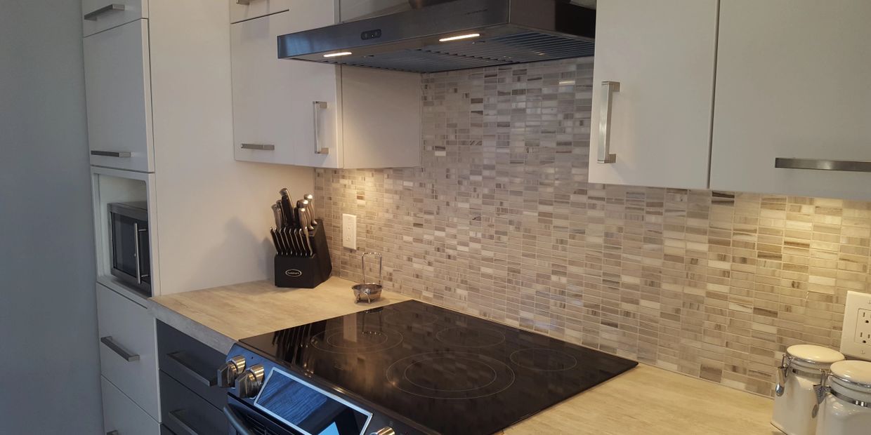 CONTEMPORARY HOME KITCHEN GREY HUES AND BLACK STAINLESS STEEL APPLIANCES ASENADESIGN