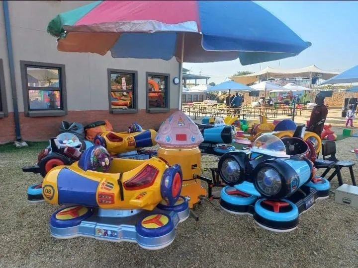 Mechanical flying cars in colours for 6 children