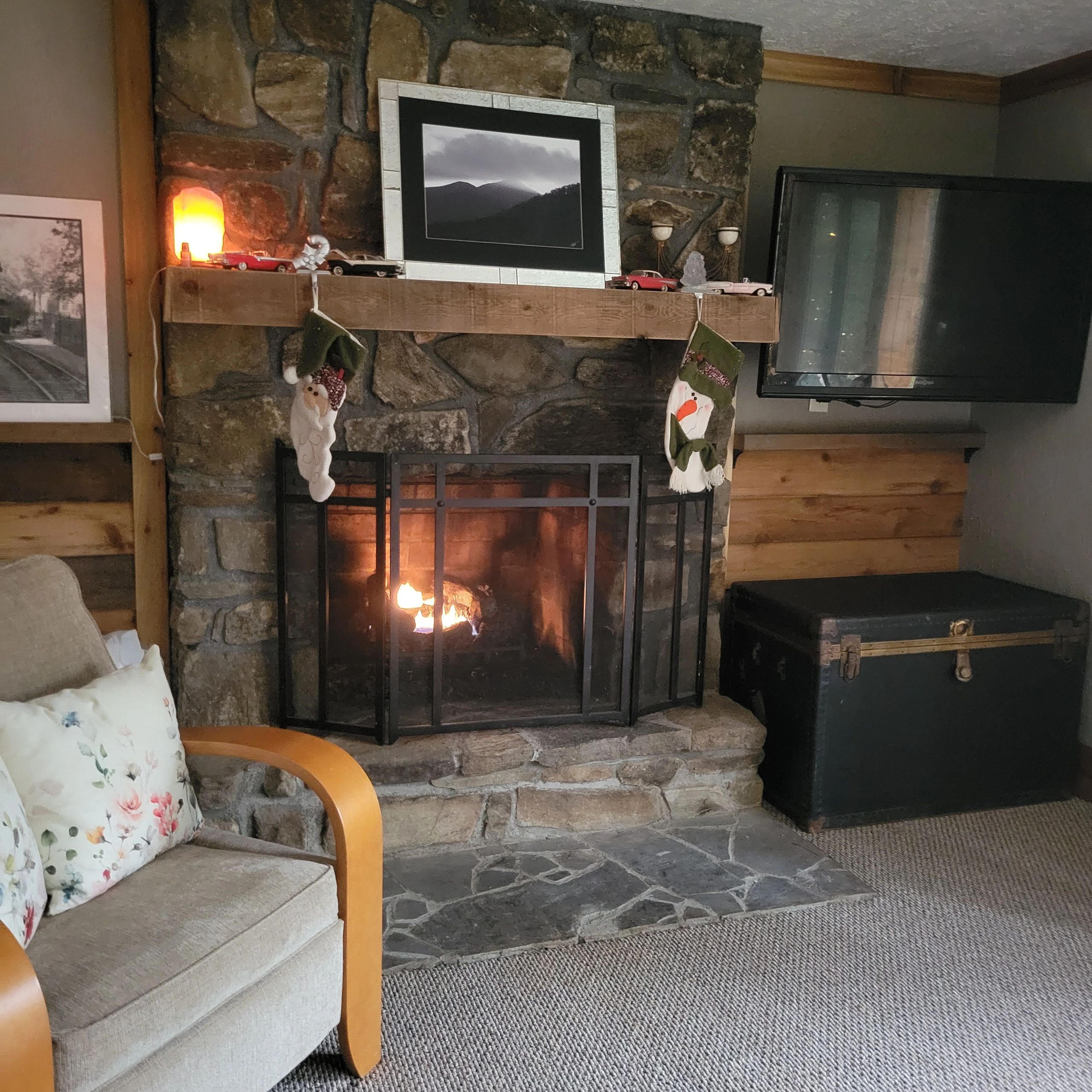 Cedar Cove Retreat cozy fire