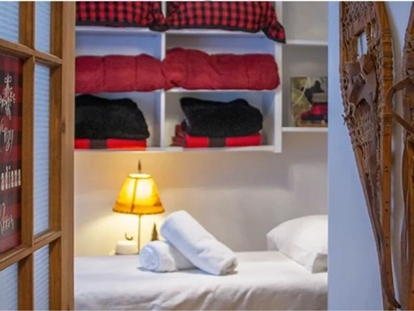 Canadiana SpaRoom beautifully decorated in a Rustic Canadian theme