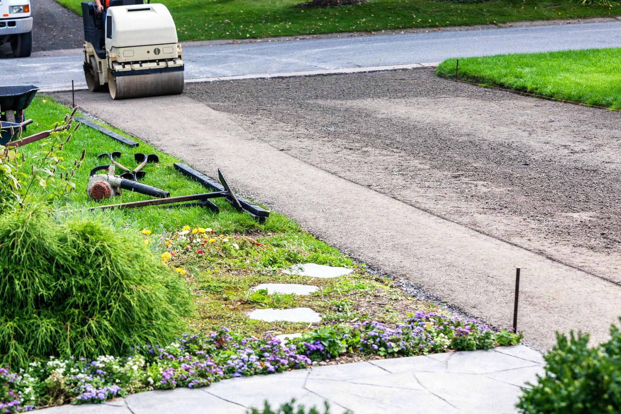 Travaux de terrassement pour une allée ou un trottoir.