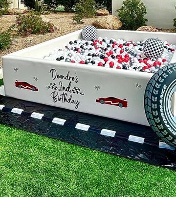 8ft *8ft Comes with 3000 balls ! Can be customized to your party theme and Can fit 5 people at one t