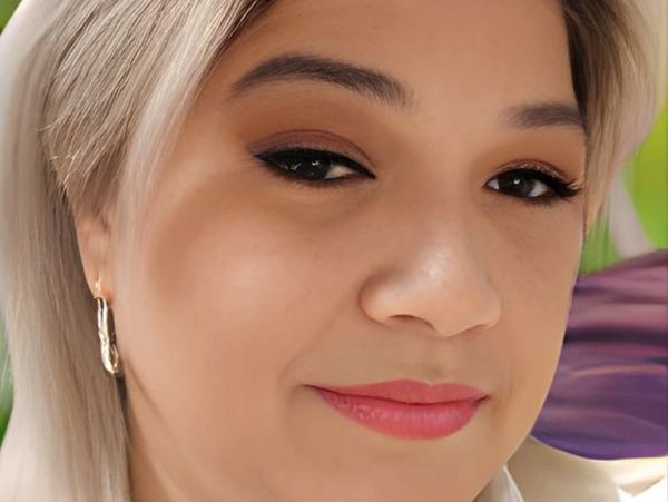 The face of Phoenix Psychic Jean with her blond hair asnd she has make up on and pink lipstick