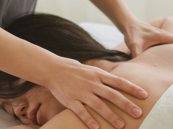 Person erhält Rückenmassage.
