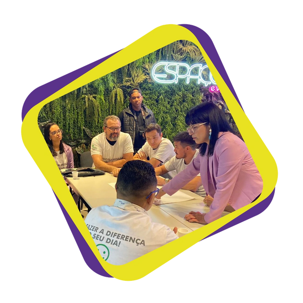 Equipe engajada em sessão de consultoria hands-on sobre experiência do cliente e do colaborador.
