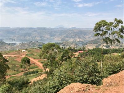 The hills above Lake Bunyonyi form the perfect location for an amazing cycling day-trip.