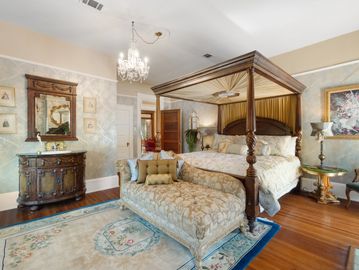Image of bed in peacock chamber
