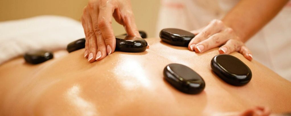 Die Hot Stone Massage ist eine Teil- oder Ganzkörpermassage, in der warme Steine zum Einsatz kommen