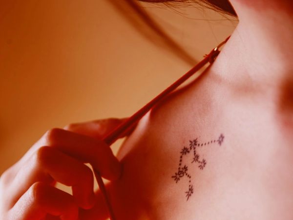Eye-Catching Collarbone Tattoo Idea