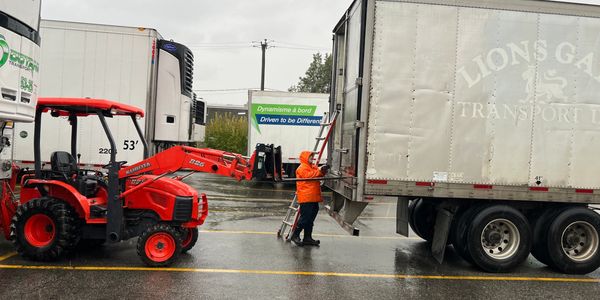 Voici un client qu'il avait casser c'est penture de porte 
Ont est équiper pour toutes d'urgence 