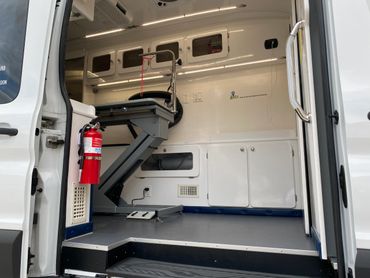 Entry into the mobile grooming salon, Grooming table, dryer, fire extinguisher