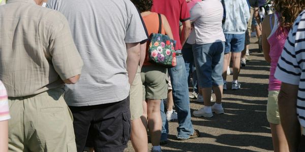 Personas haciendo fila esperando trámites de la EPS