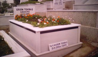 tek kişilik şeritli mezar