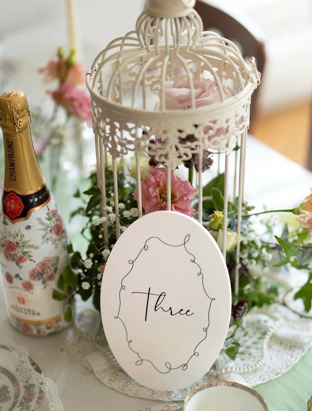 Image of bespoke oval die-cut table number courtesy of @blottedinkphotography_ 