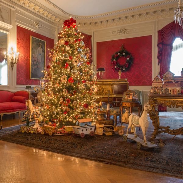 Elegant Christmas tree with vintage toys in a luxurious room.