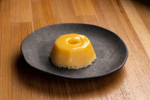 Quindim da Doceria Zucker, inspirado na receita da mãe, com textura cremosa e sabor inesquecível.