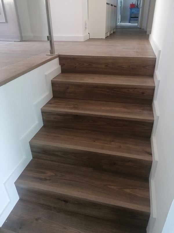 Laminate floor installation on stairs