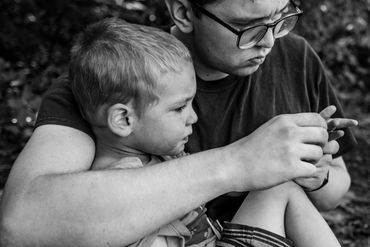 dad examines cut on toddler finger-Nashville lifestyle photographer
