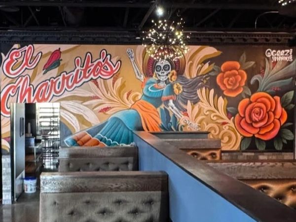 Mural colorido de Catrina en un restaurante llamado El Charrito's.