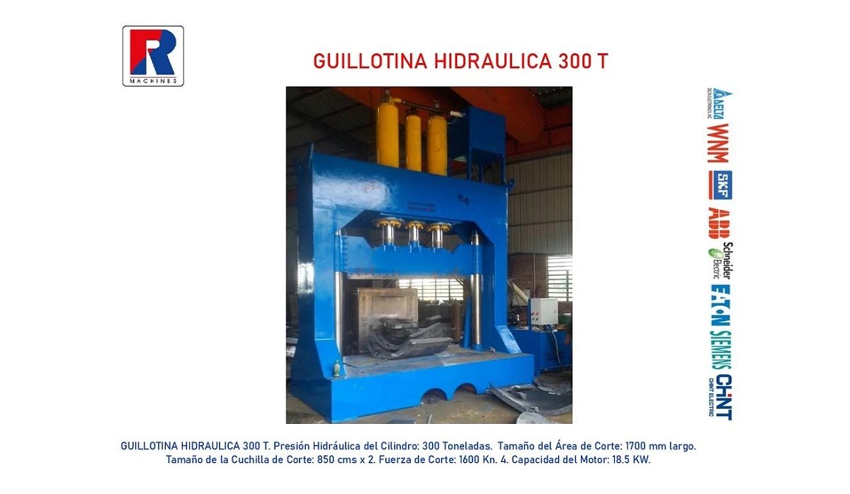 Guillotina hidráulica azul de 300 toneladas en fábrica.
