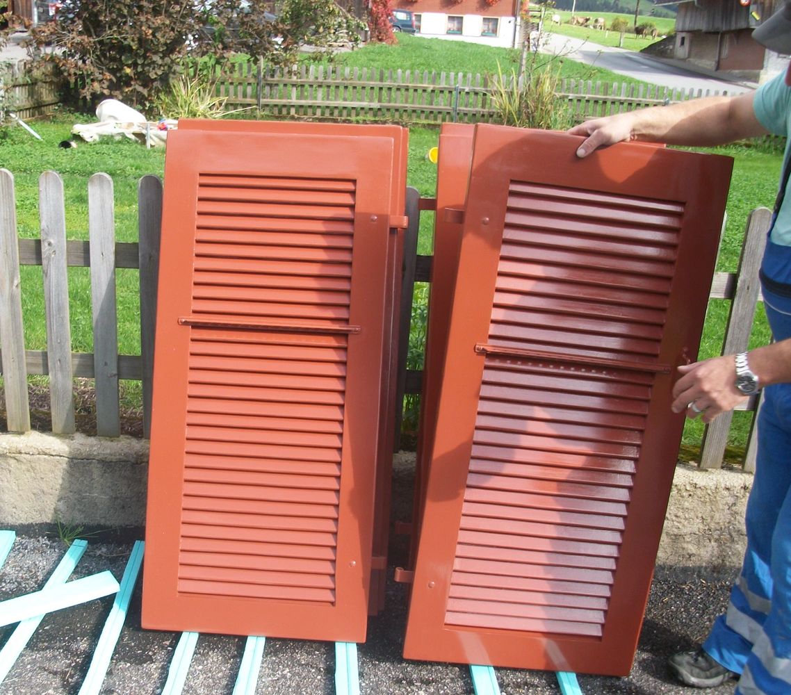Handwerker mit Stoß Fensterladen