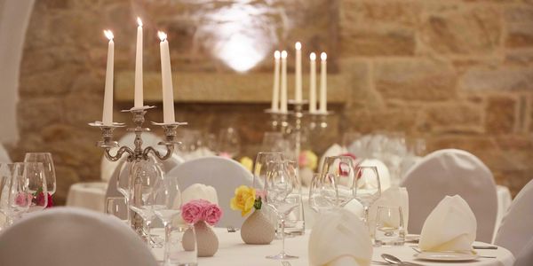 Tisch feierlich dekoriert im Gewölbekeller Schlössl Oberotterbach 