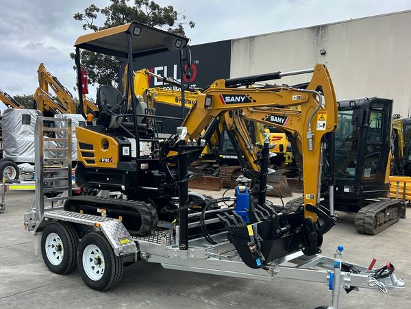 Mini excavator for residential projects
Compact track loader Brisbane
UEC Equipment Hire machinery