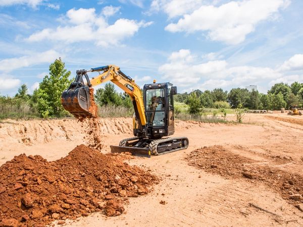 Mini excavator for residential projects
Compact track loader Brisbane
UEC Equipment Hire machinery
