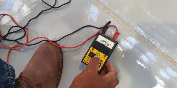 Multimeter on floor tiles showing the results after application of embedded wire guidance. 