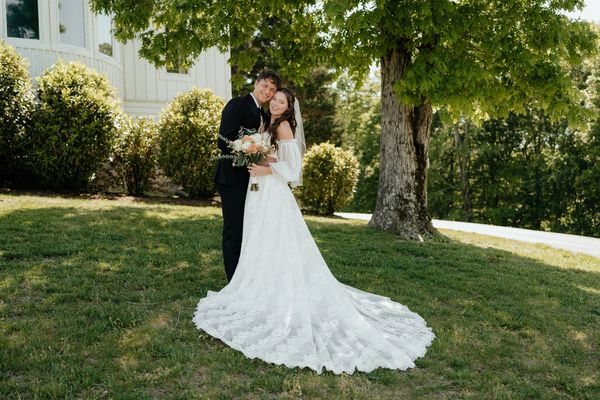 Blue Willow Bridal Bride at https://whitestoneinn.com/
 Photo by https://www.sambondphoto.net/