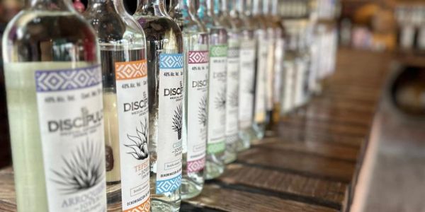 Botellas alineadas de bebidas alcohólicas.