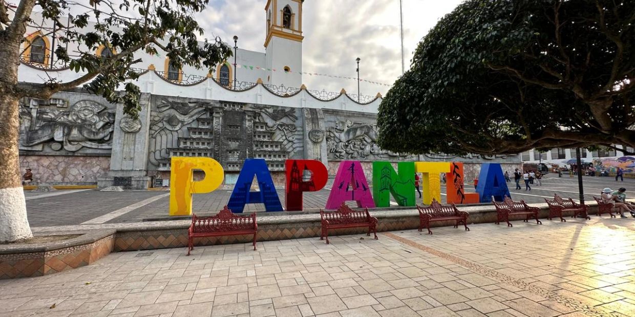 Letras coloridas que forman la palabra PAPANTLA en una plaza.