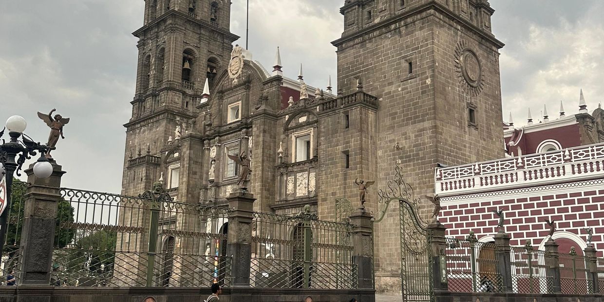 Vista del templo en Puebla con cielo nublado.