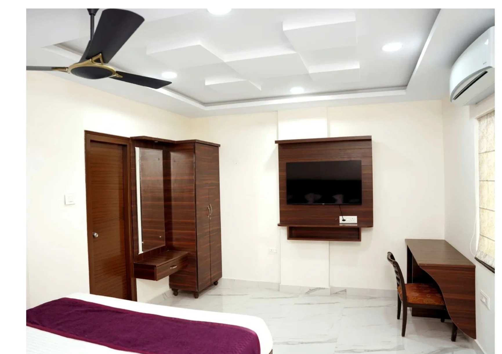 Deluxe room in kondapur, hyderabad