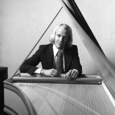 Darcy Kuronen sitting at the harpsichord, 1978