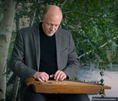 Darcy Kuronen playing a Finnish kantele, 2009